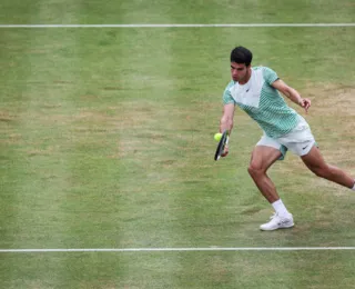 Alcaraz chega à final de ATP 500 e luta pelo 1º título na grama