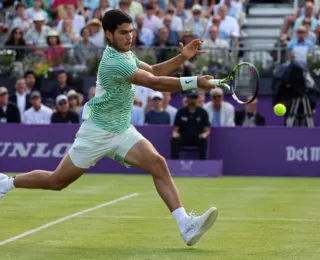 Alcaraz sofre em estreia na temporada de grama, mas avança no ATP 500