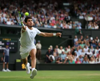 Alcaraz vira contra italiano e garante vaga nas quartas de Wimbledon