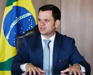 Anderson Torres é orientado por advogados a falar em audiência da CPI