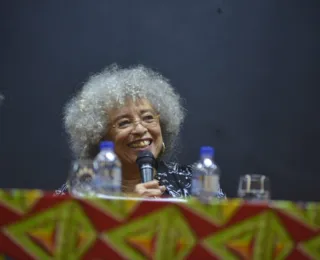 Angela Davis prega feminismo abolicionista e justiça sem vingança