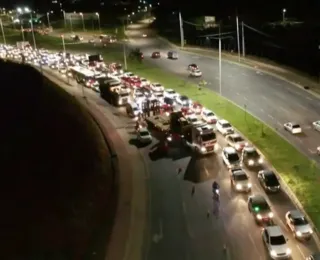 Após 12h tombada, carreta é retirada da Avenida 29 de Março