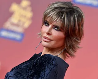 Atriz Lisa Rinna surpreende e posta selfie completamente nua; veja