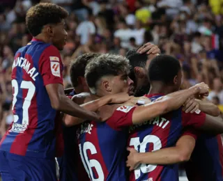Barcelona sofre mas vence Cádiz com gols de Pedri e Ferran Torres