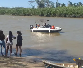 Barco com família vira em rio no sul da Baha e homem desaparece