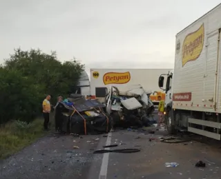 Batida entre caminhões deixa dois mortos e quatro feridos na BR-116