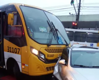 Batida entre micro-ônibus e carro deixa dois feridos na Cidade Baixa