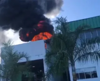 Bombeiros controlam incêndio em fábrica de refrigerantes em Alagoinhas