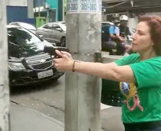 Carla Zambelli processa jornalista que ela perseguiu com arma