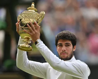 Carlos Alcaraz bate Novak Djokovic e é campeão de Wimbledon