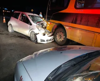 Carro bate em ônibus do transporte escolar e mata motorista