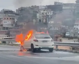 Carro pega fogo na BR-324 e Salvador tem manhã de caos no trânsito