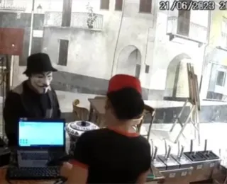 Casal que usava máscara do "V de Vingança" em assaltos é preso