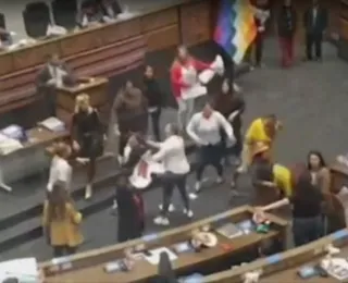 Vídeo: congressistas se agridem durante sessão no Congresso da Bolívia