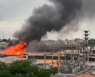 Incêndio atinge galpões em Lauro de Freitas