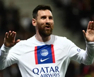 Campeão francês, Messi iguala recorde de jogador com mais títulos