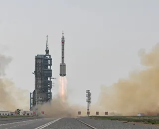 Missão chinesa com primeiro astronauta civil chega à estação espacial