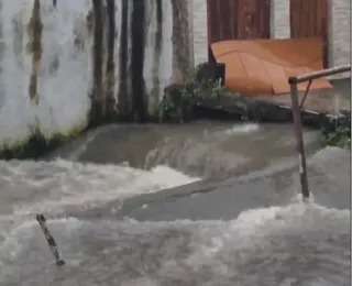 Chuva causa alagamentos e deslizamentos em Salvador nesta sexta-feira