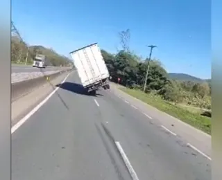 Ciclone derruba caminhão na BR-101 em Santa Catarina