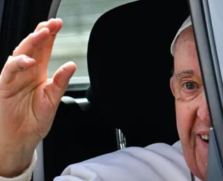 Cirurgia do papa Francisco é concluída sem complicações, diz Vaticano