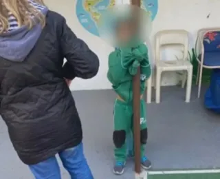 Criança amarrada na escola se reconhece em foto: “papai, sou eu”