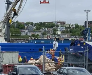 Destroços do submarino Titan são retirados do mar; confira as fotos