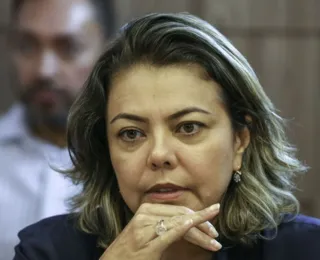 Dívida com ex-partido faz Justiça penhorar carro da senadora Leila
