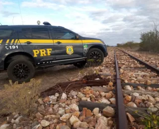 Dupla flagrada furtando trilhos de trem é presa em Juazeiro