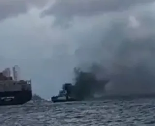 Embarcação pega fogo na Baía de Todos-os-Santos