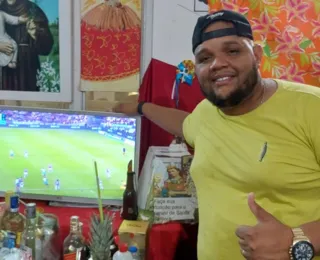 Entre o São João e o futebol: público acompanha Bahia em bar