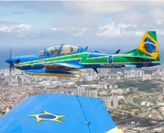 Esquadrilha da Fumaça celebra Bicentenário com sobrevoo em Salvador