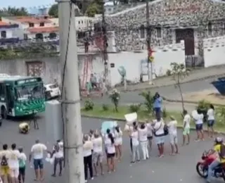 Família protesta e fecha trânsito por morte de vidraceiro em Salvador