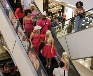 Fãs fantasiados de 'Barbies' e 'Kens' invadem shopping em Salvador