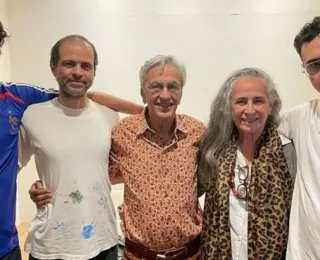 Filho de Caetano Veloso surge com abdômen trincado e choca web