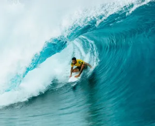 Filipe Toledo avança em Teahupo’o e garante vantagem no Finals