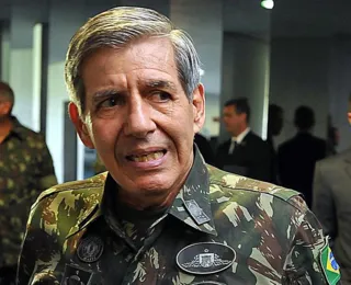 'Foi uma brincadeira', diz general Heleno sobre situação com Bolsonaro