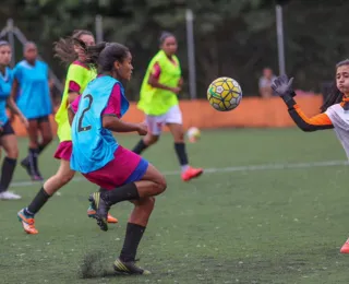 Futebol feminino ainda é predominantemente amador no Brasil