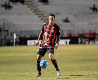 Giovanni Augusto celebra primeiro gol marcado com a camisa do Vitória