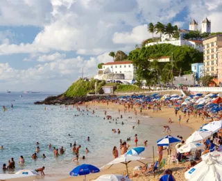 Gringo brinca ao analisar praia em Salvador: "é caótico"; assista
