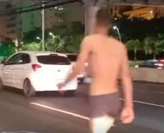 Homem é flagrado ao andar de cueca na Avenida Paralela