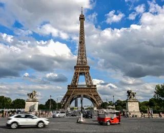 Homem é preso após saltar de paraquedas na Torre Eiffel