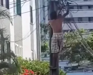 Homem escala poste  para furtar fio de cobre no Imbuí; vídeo