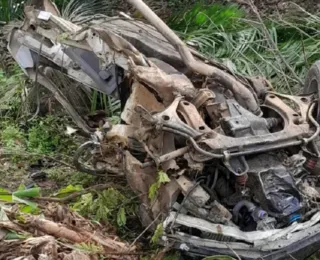 Homem morre e outro fica ferido após carro bater em árvore em Camacan