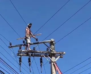 Homem sobe em poste para fugir da PM e deixa moradores sem luz