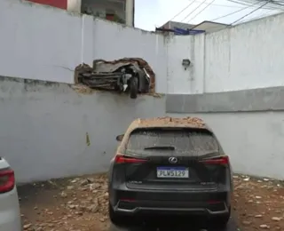 Idoso perde controle de carro e atravessa muro de hotel em Salvador