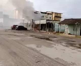 Incêndio deixa barraca de fogos de artifício destruída em Simões Filho