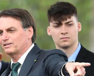 Jair Renan Bolsonaro retirou presentes da Presidência com aval do pai