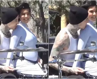 Kourtney Kardashian e Travis Barker anunciam que vão ter um menino