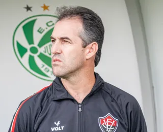 Léo Condé aponta “erro crucial” em derrota do Vitória na Série B