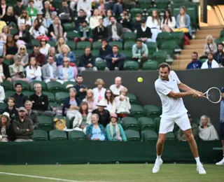 Medvedev supera Mannarino em jogo de dois dias em Wimbledon